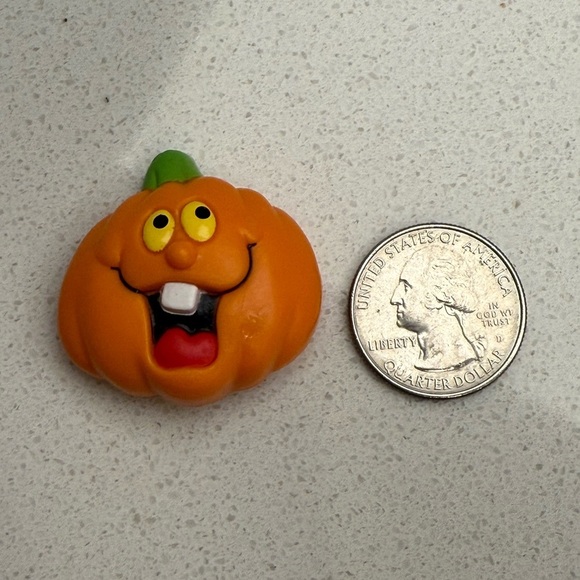 Vintage Jack O' Lantern Brooch Pin Pumpkin Silly Face 1980s Russ Halloween - Picture 7 of 7